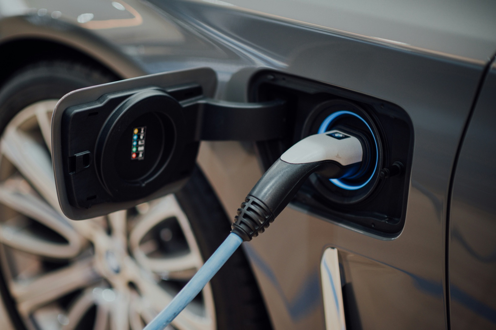 Primer plano del puerto de carga Tipo 2 de un auto eléctrico con el cable conectado