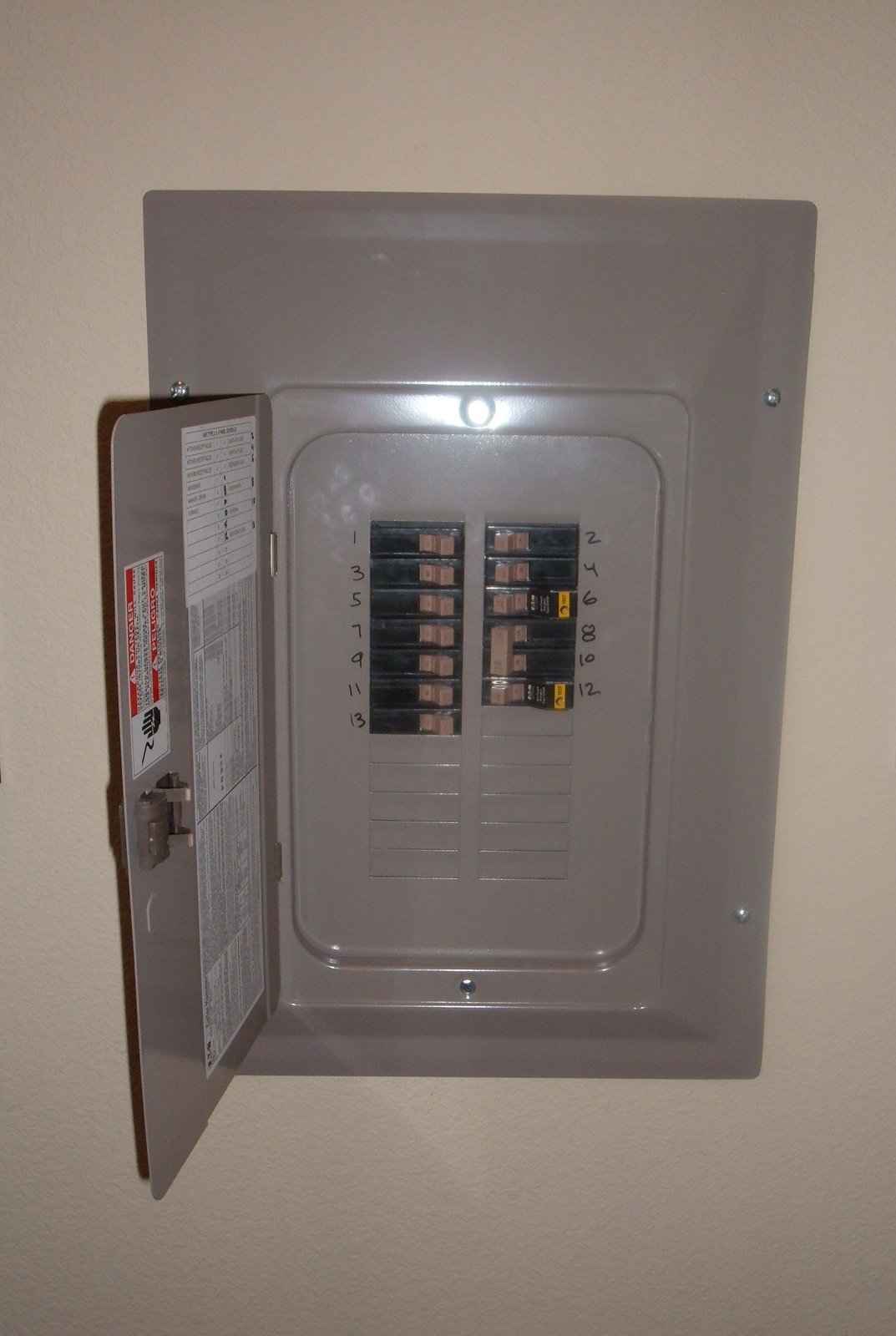 Tablero eléctrico residencial abierto, mostrando las llaves térmicas de los circuitos