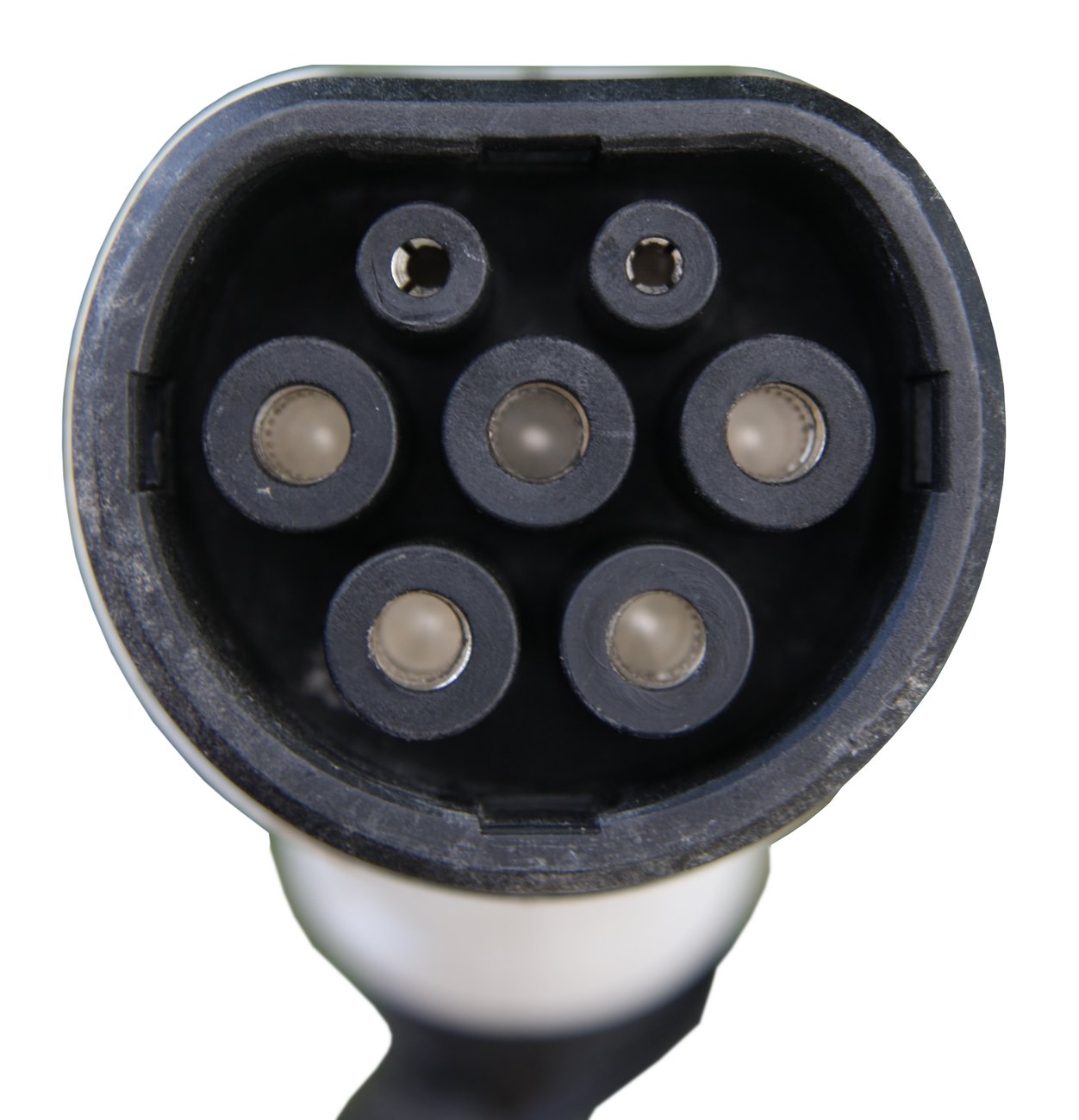 Primer plano frontal de un conector Tipo 2 para carga de auto eléctrico, mostrando sus pines
