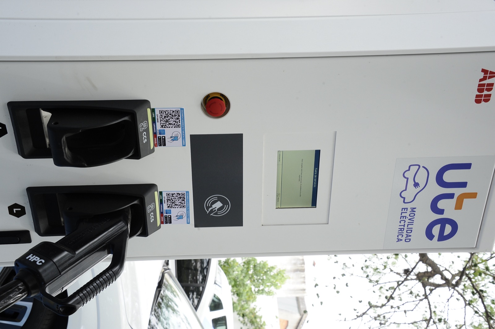 Primer plano de un cargador rápido ABB con branding de UTE Movilidad Eléctrica