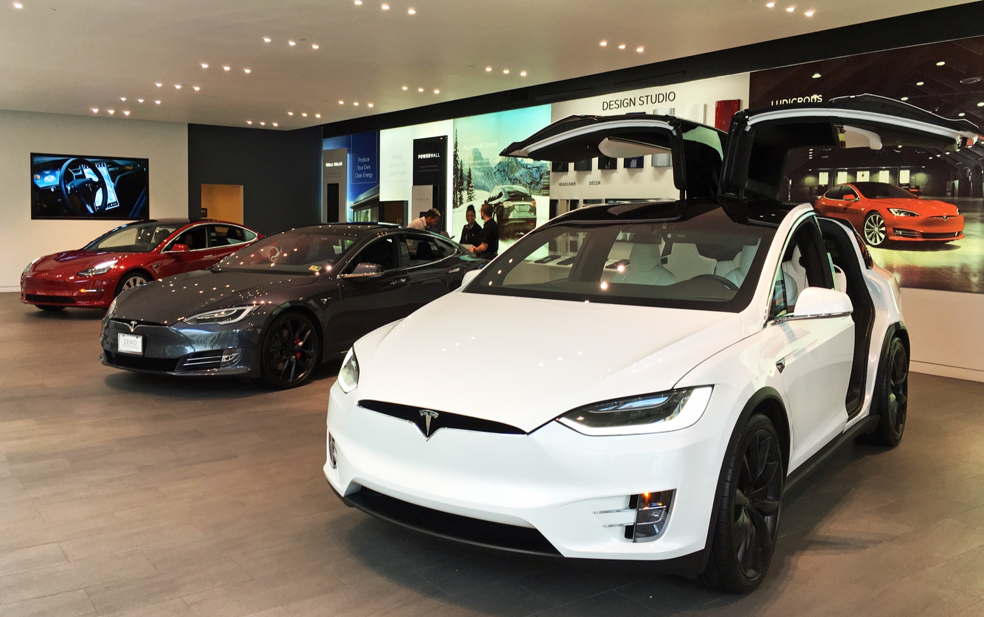 Showroom de Tesla con varios Model S, Model 3 y Model X en exhibición