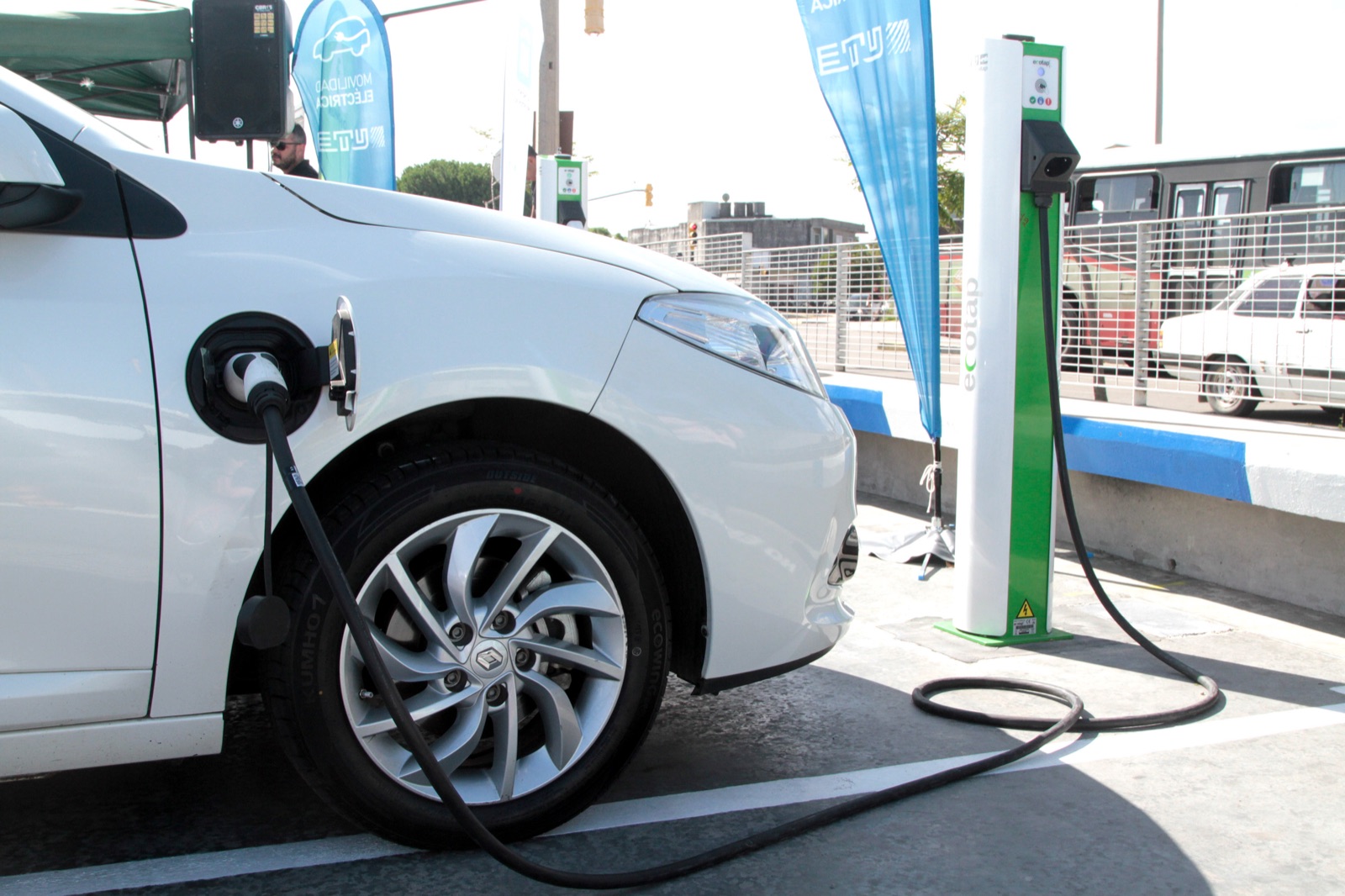 Auto eléctrico cargando en un poste de UTE en el Intercambiador Belloni, Montevideo (inauguración 2020)