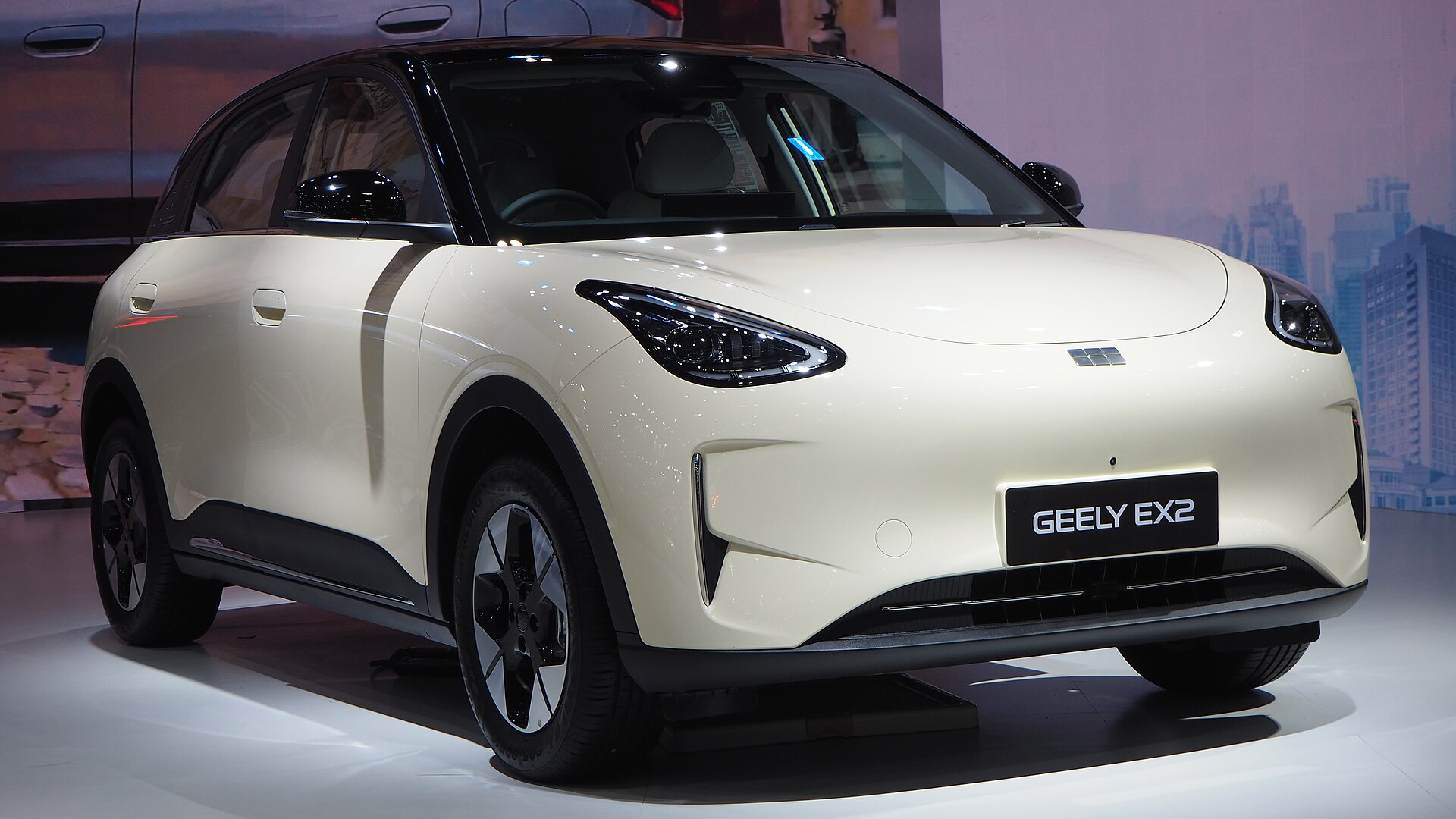 Geely EX2 Max 2025 en exhibicion, vista frontal tres cuartos