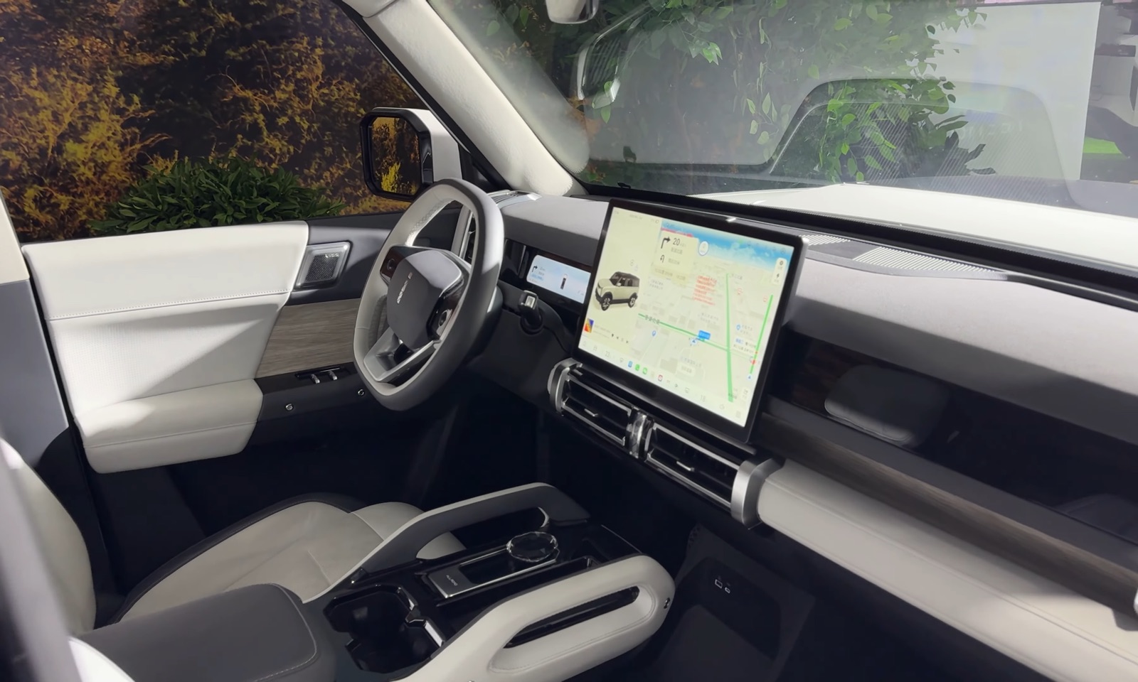 Interior del Chery iCar 03 (Jaecoo J6), tablero blanco y pantalla central