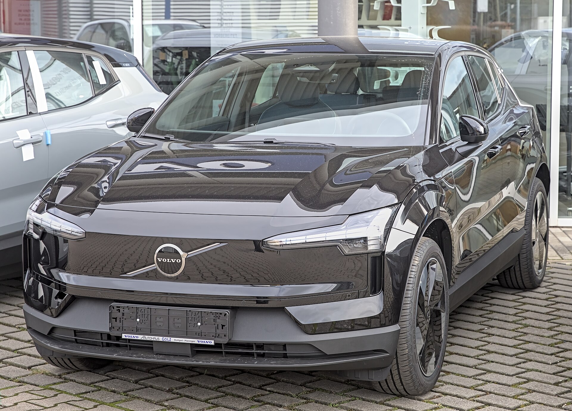 Volvo EX30 negro, vista frontal tres cuartos
