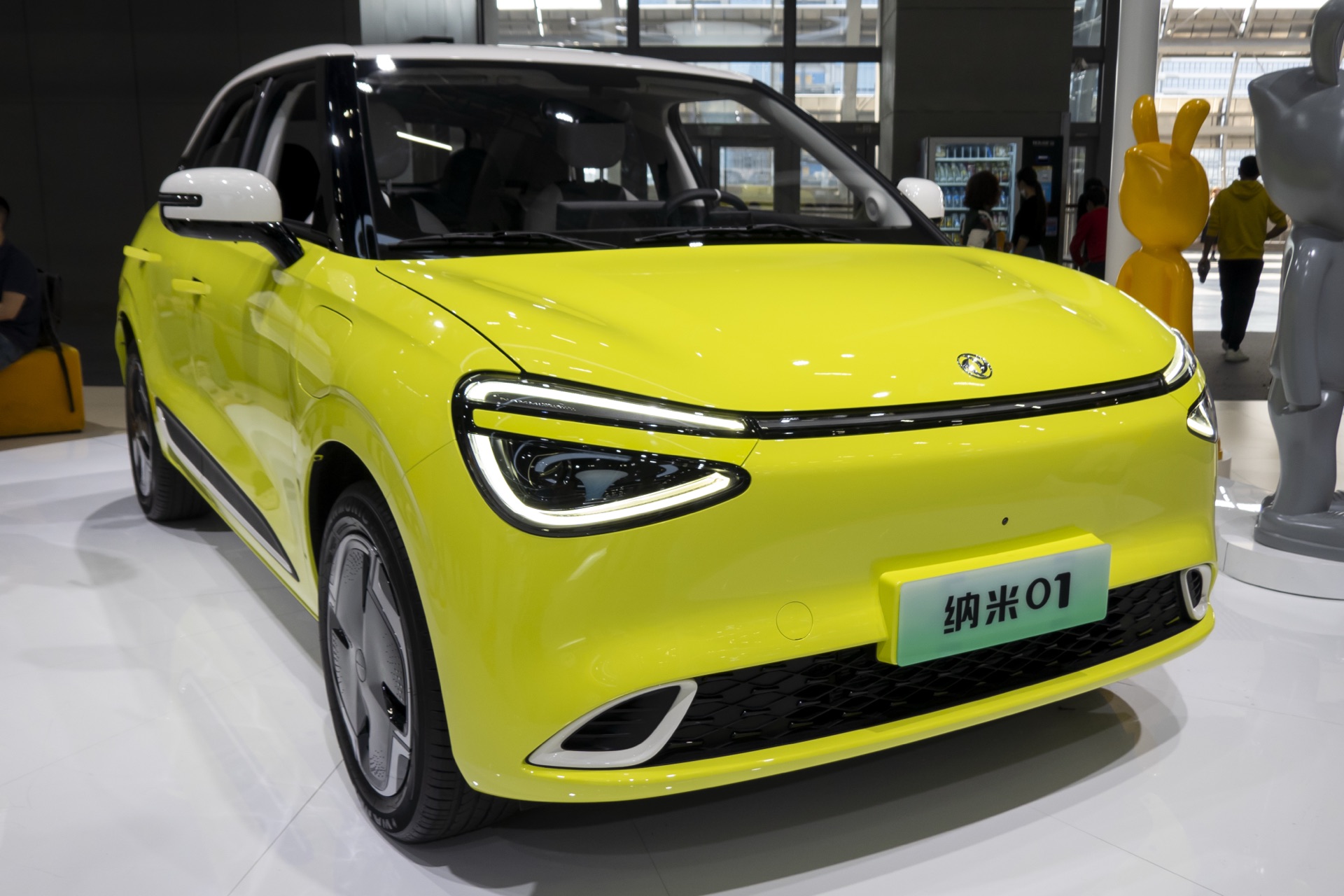 Dongfeng Nammi 01 amarillo, vista frontal tres cuartos, Auto Guangzhou 2023