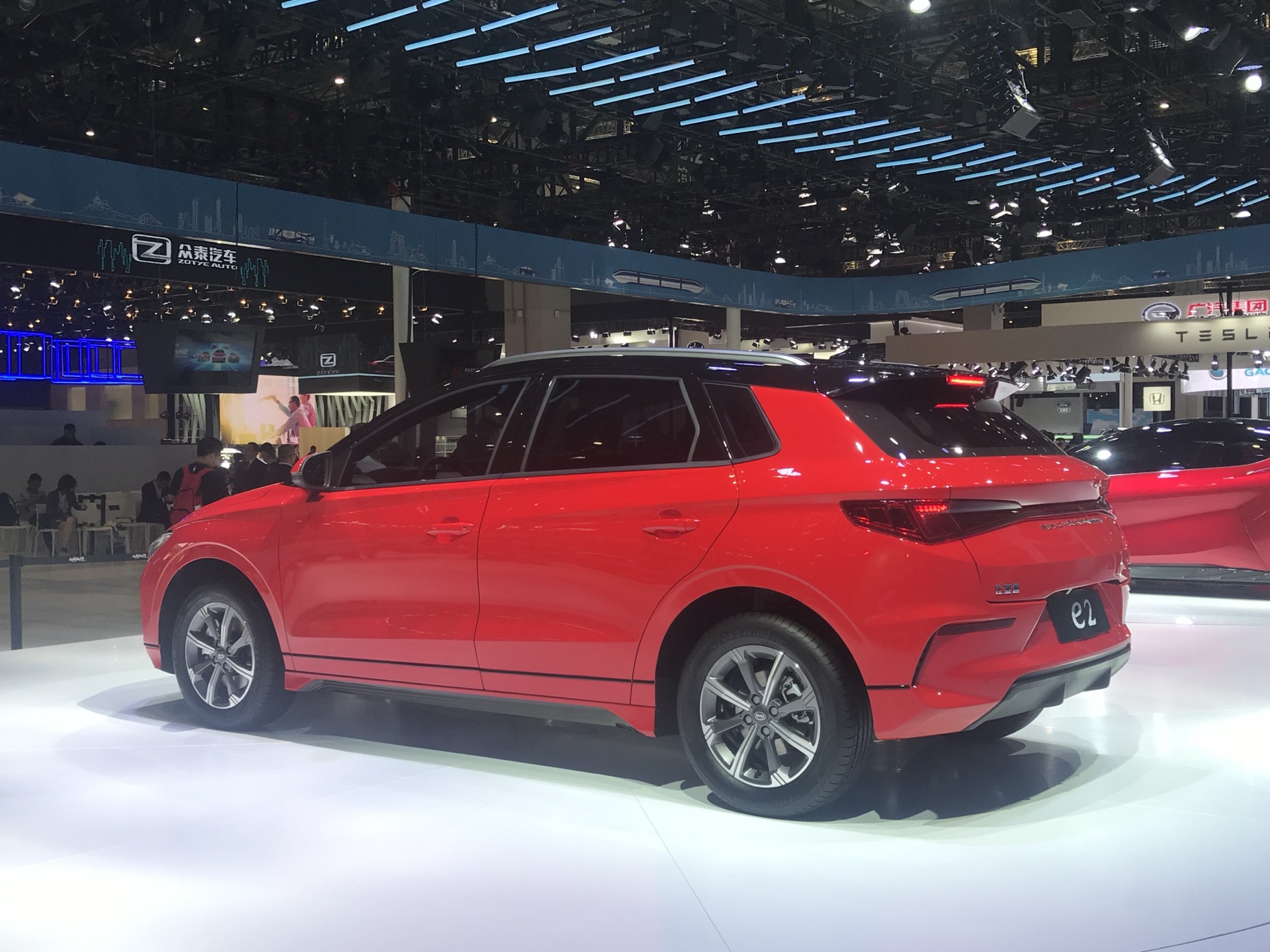 BYD New e2 rojo, vista trasera tres cuartos, salón del automóvil