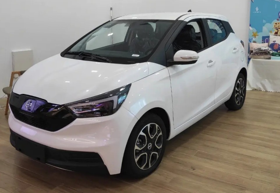 JMC JMEV EV3 (EVeasy EV3) blanco, vista frontal tres cuartos, showroom