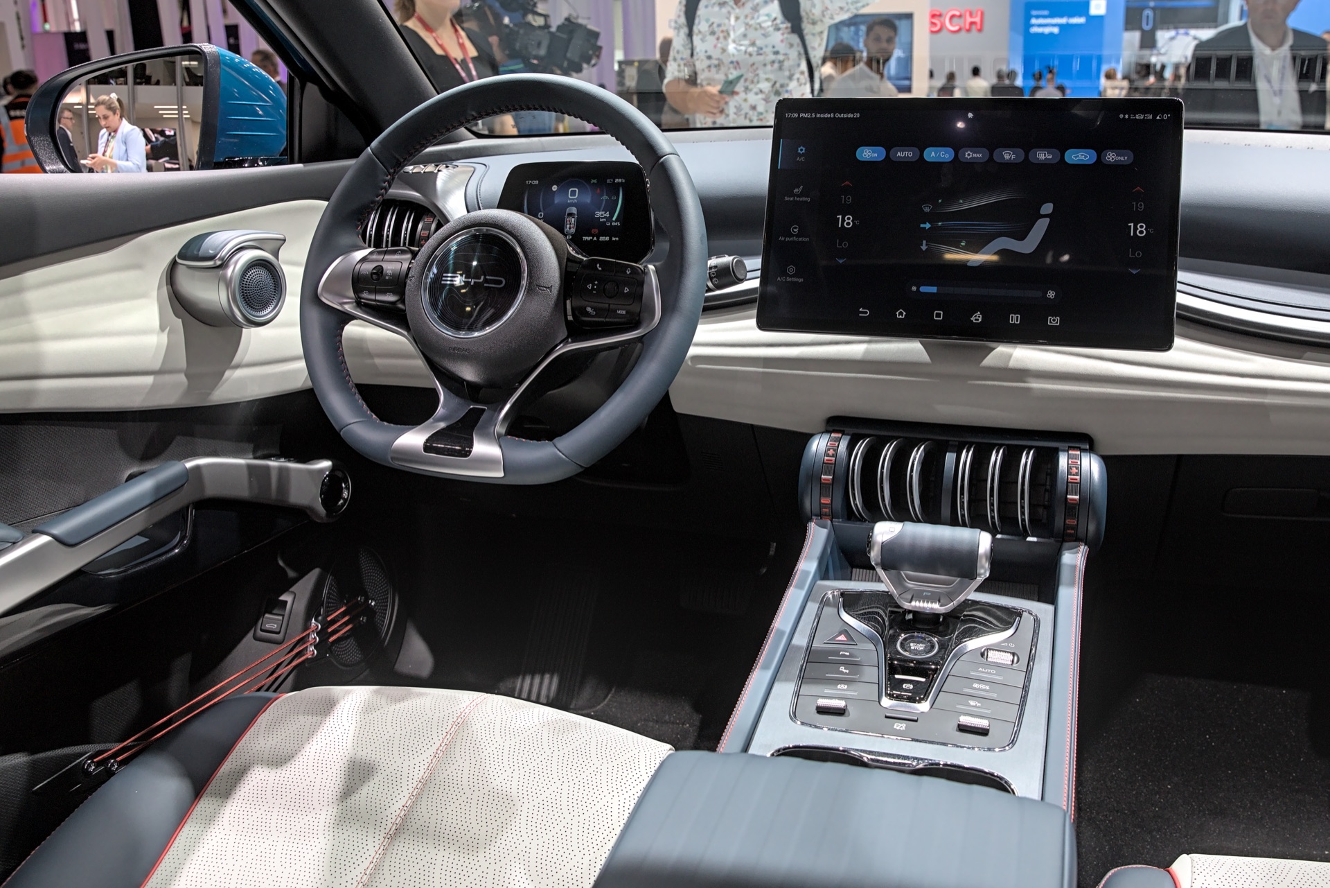 Interior del BYD Atto 3 (BYD Yuan Plus), volante y pantalla central, IAA 2023