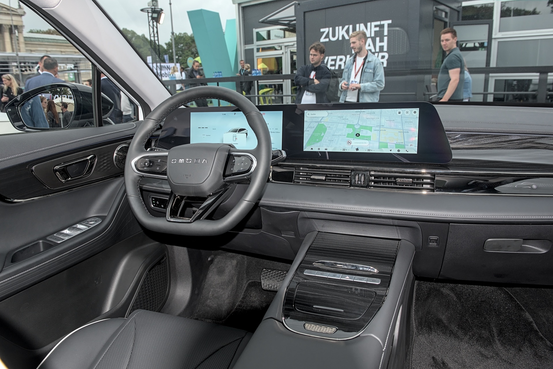 Interior del Omoda E5, volante y pantallas digitales, IAA 2025