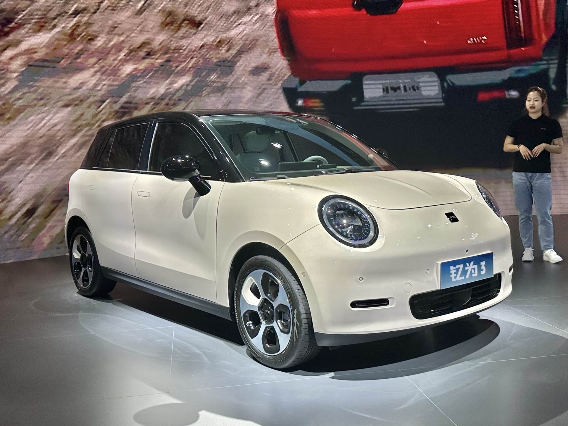 JAC Yiwei 3 (JAC E-S3 / Ytterby) blanco, vista frontal tres cuartos, presentación de producto