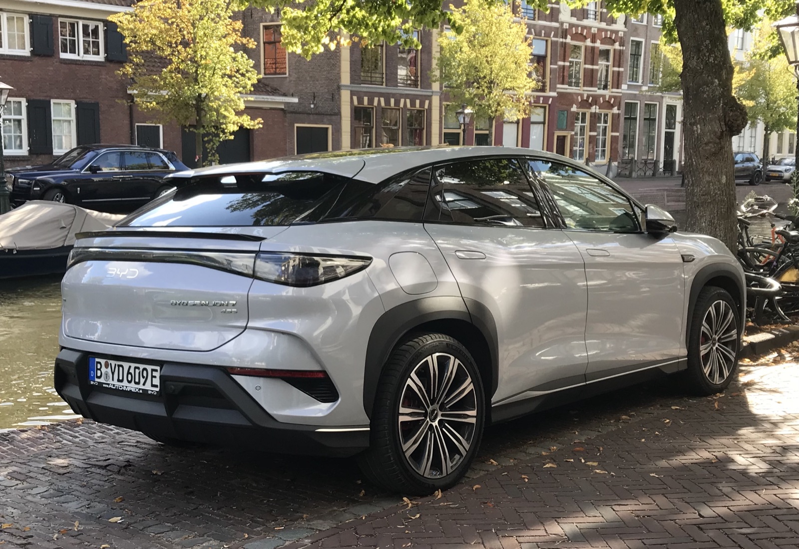 BYD Sealion 7 blanco estacionado junto a un canal en Leiden, Países Bajos, vista trasera lateral
