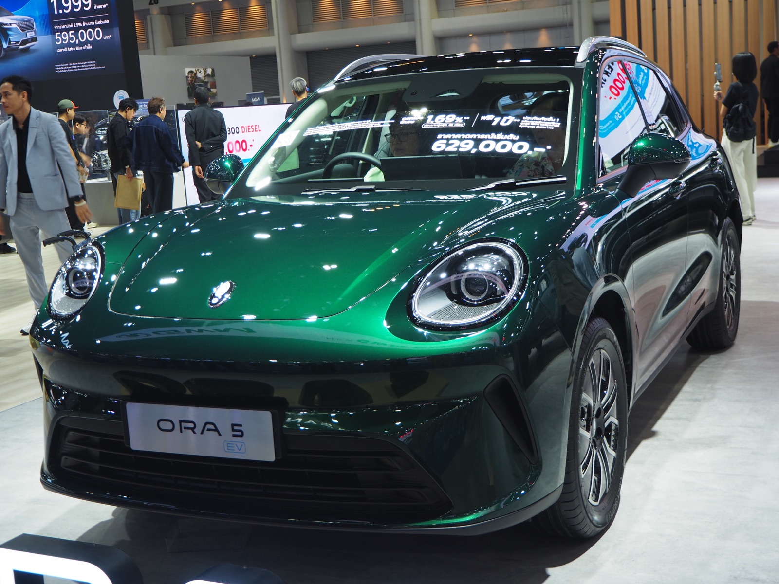 GWM Ora 5 EV verde oscuro, vista frontal tres cuartos, en el Salón del Automóvil de Bangkok 2026