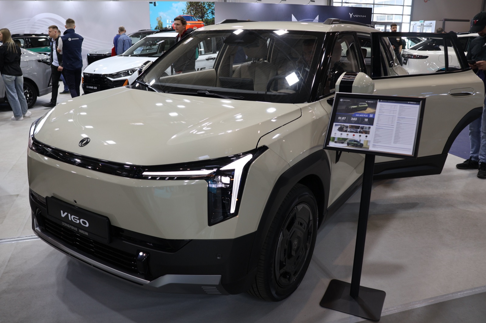 Dongfeng Vigo beige, vista frontal tres cuartos, en el Poznań Motor Show 2026