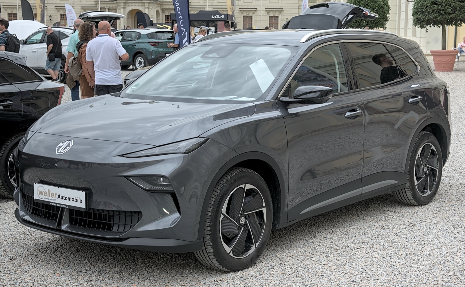 MGS5 EV gris visto de tres cuartos delantero en una exposición de autos en Alemania, 2025