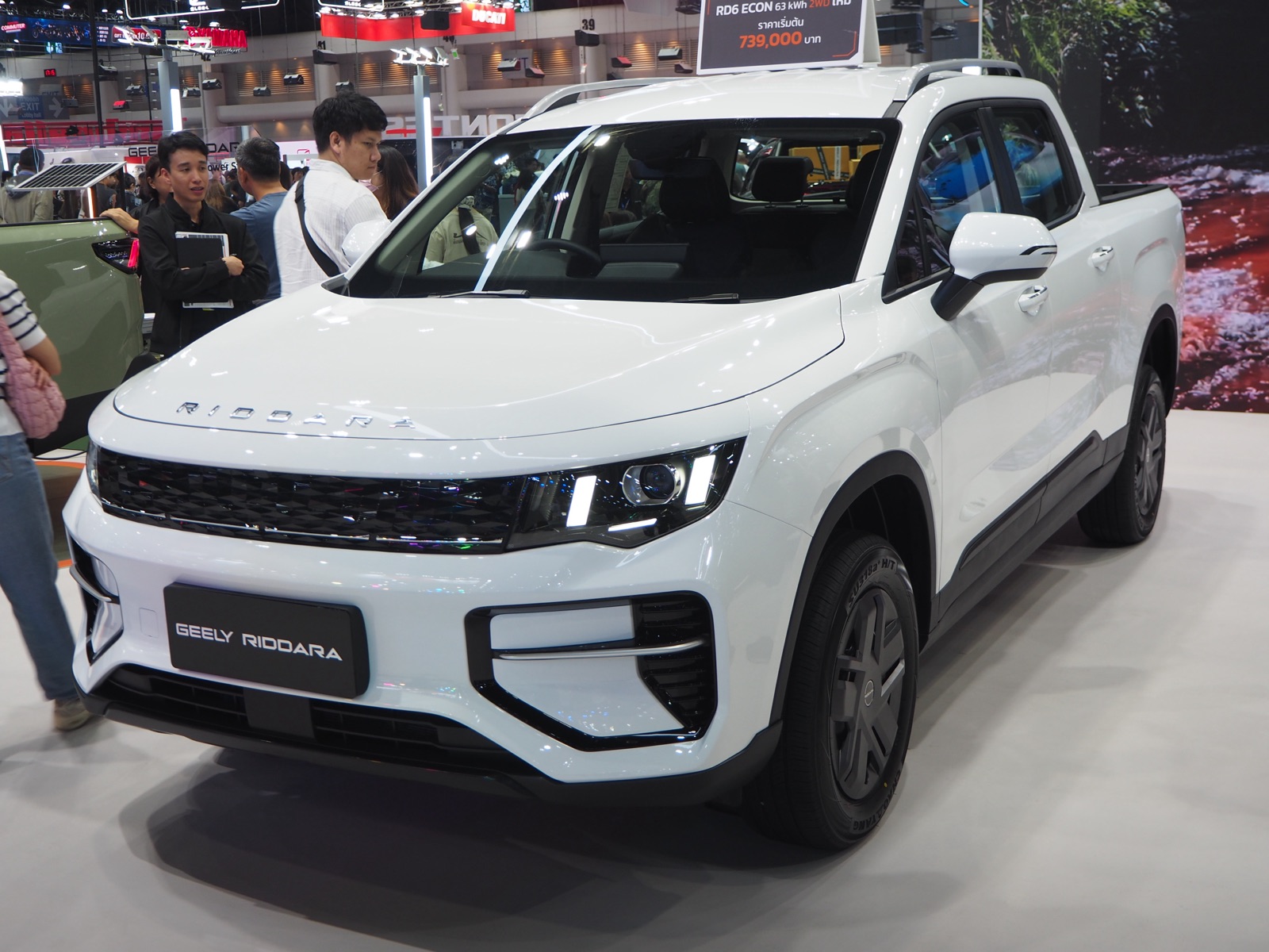 Pick-up eléctrica Riddara RD6 Eco de 63 kWh exhibida en un salón del automóvil en Tailandia