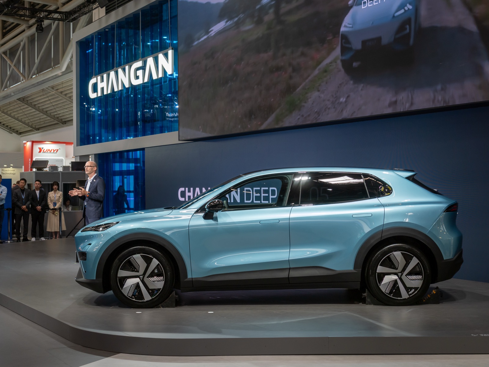 Deepal S05 celeste de perfil en el stand de Changan en el IAA Summit 2025 de Múnich