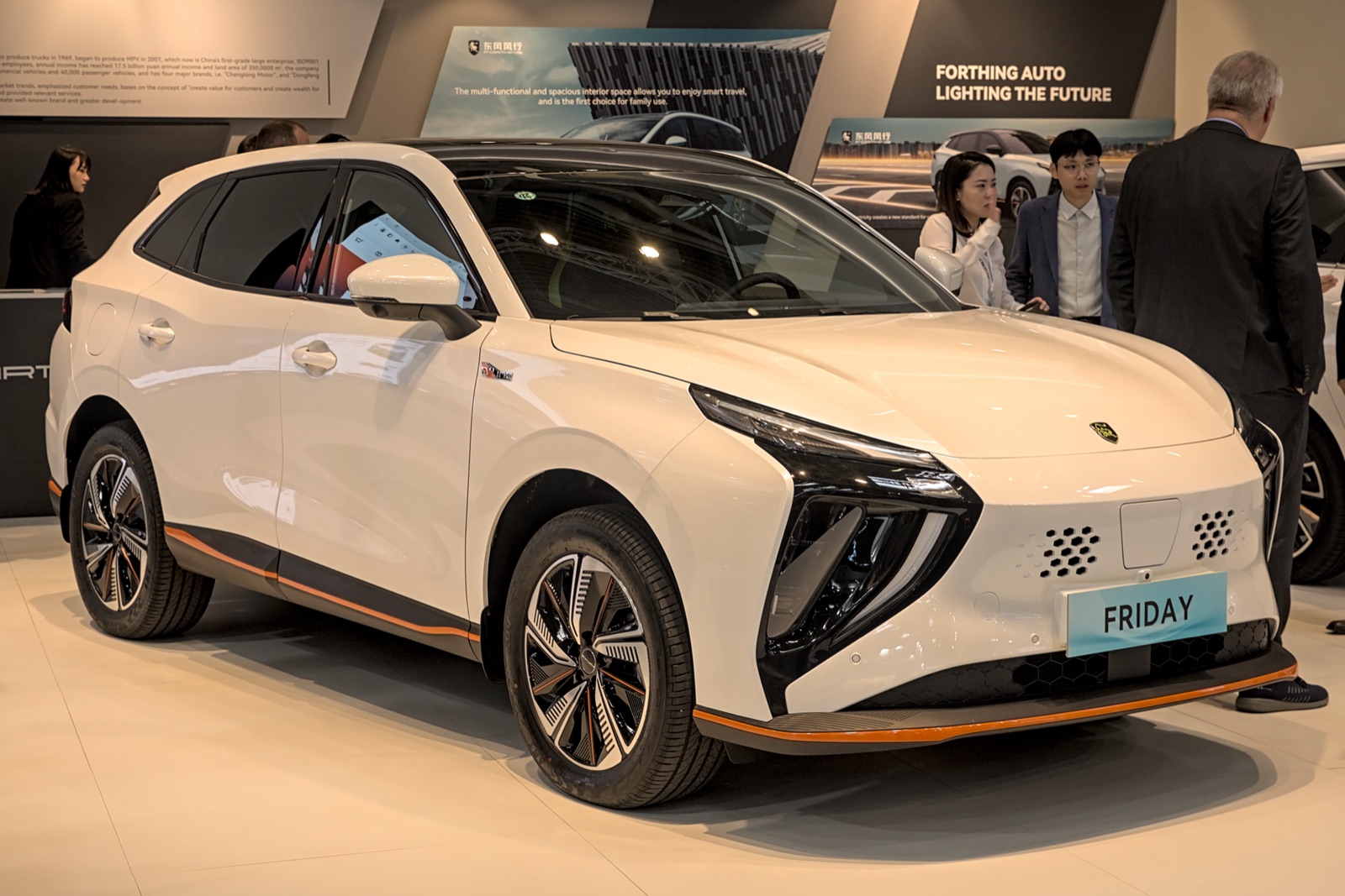 Forthing T5 Friday eléctrico blanco de frente en el salón IAA 2023 de Múnich