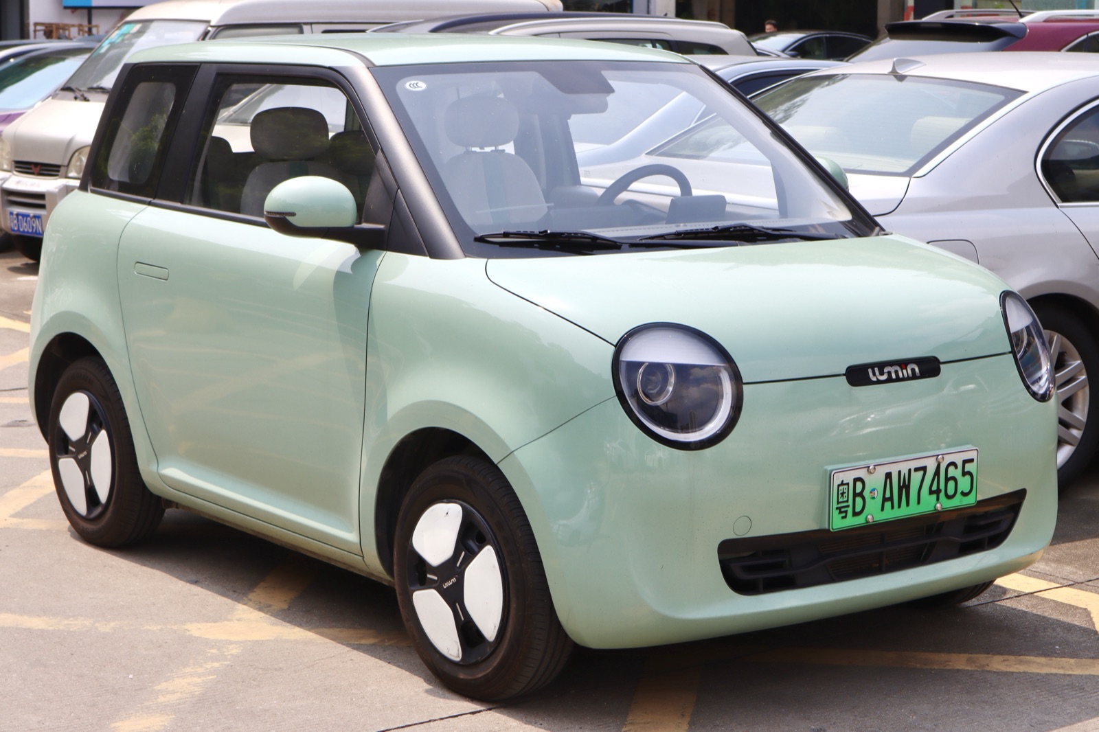 Changan Lumin verde claro, city car eléctrico de dos puertas, vista frontal tres cuartos