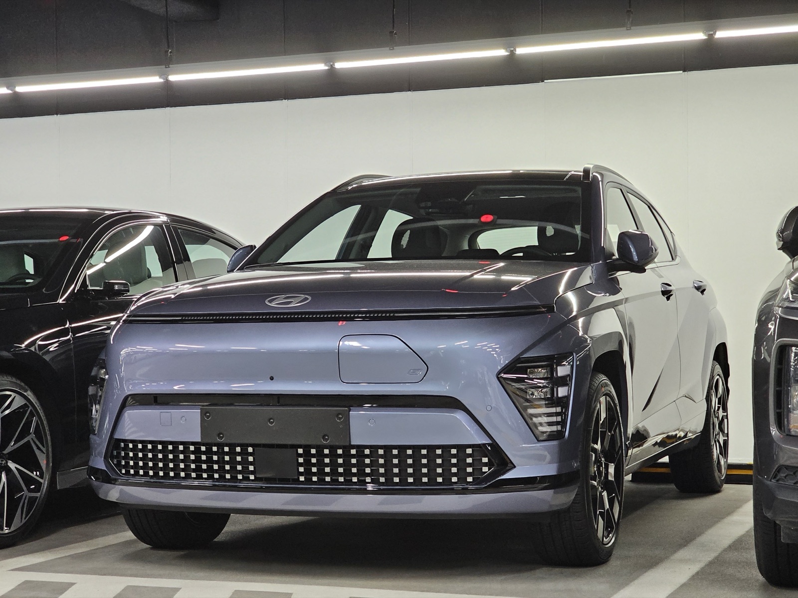 Hyundai Kona Eléctrica de segunda generación (SX2) en color Meta Blue Pearl, vista de tres cuartos delantera