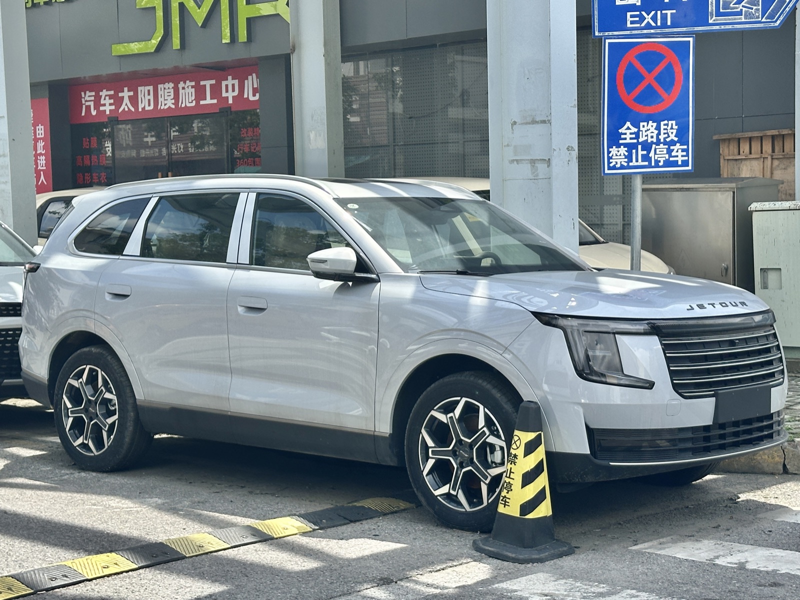Jetour X70L gris de frente: es el mismo SUV que en Uruguay se vende como Soueast S08 DM