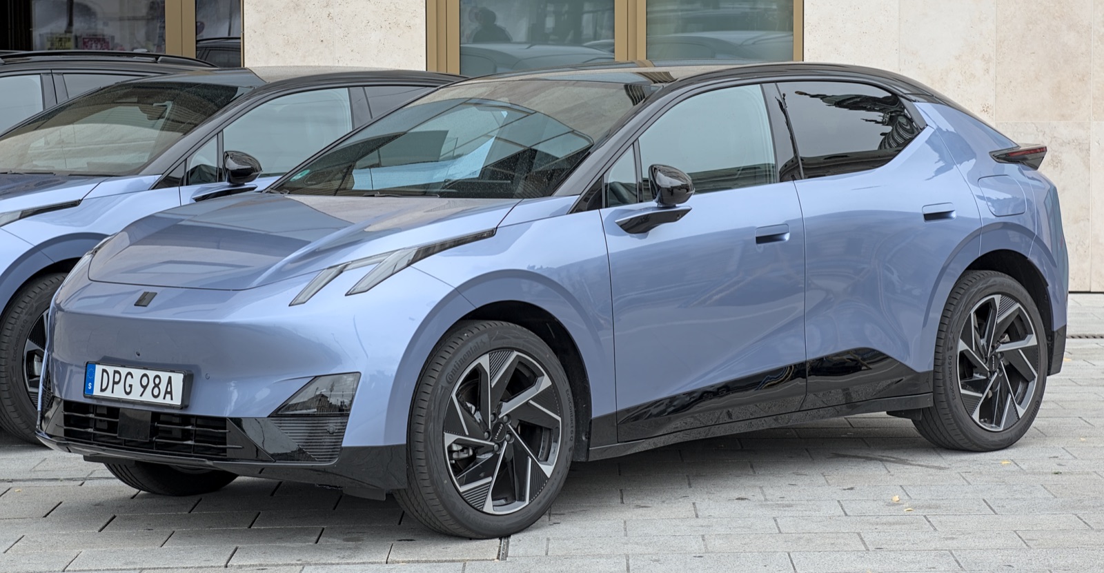 Lynk & Co 02 eléctrico gris azulado en el salón IAA 2025, vista de tres cuartos delantera con el auto entero