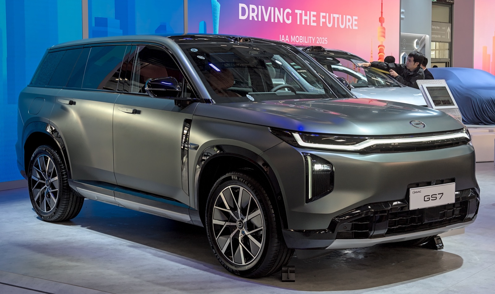 GAC GS7 PHEV gris en el stand de GAC del IAA Mobility 2025; en Uruguay se vende como GAC S7
